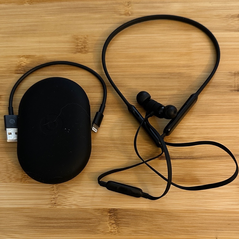 Beats Black Wireless Earbuds with Charging Case